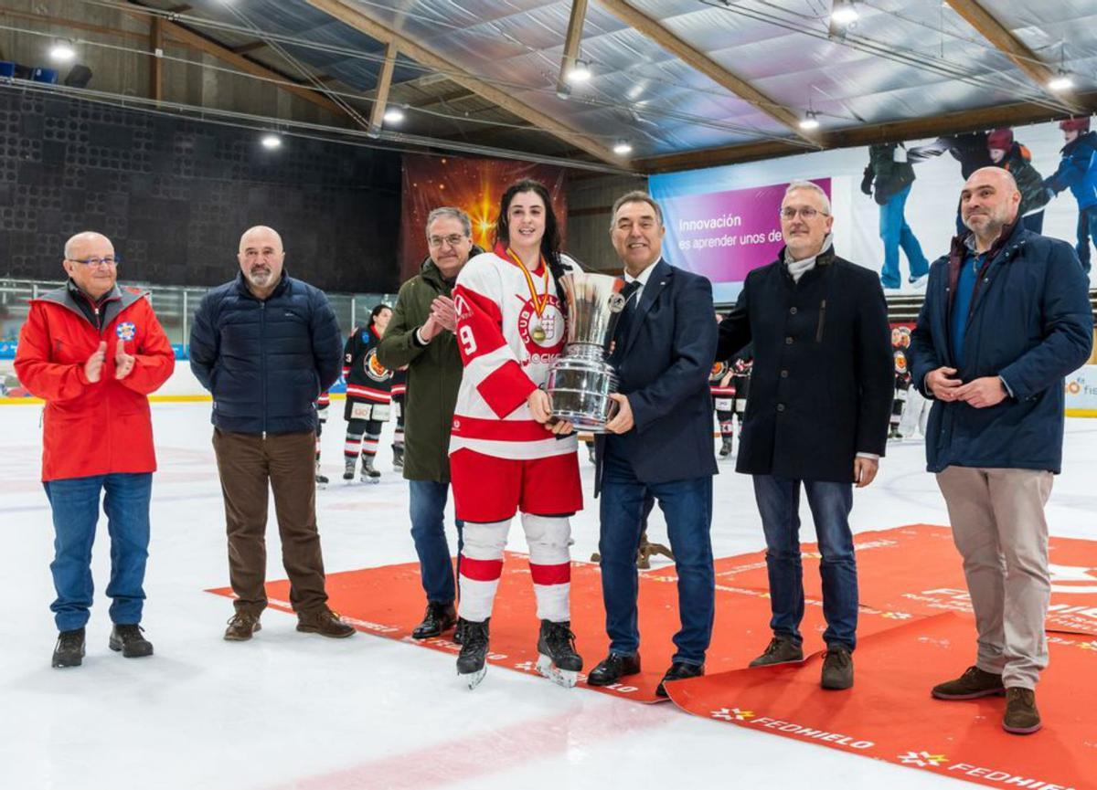 La entrega 8 El presidente de la RFEDH le da el trofeo a Paules. | CLUB HIELO JACA