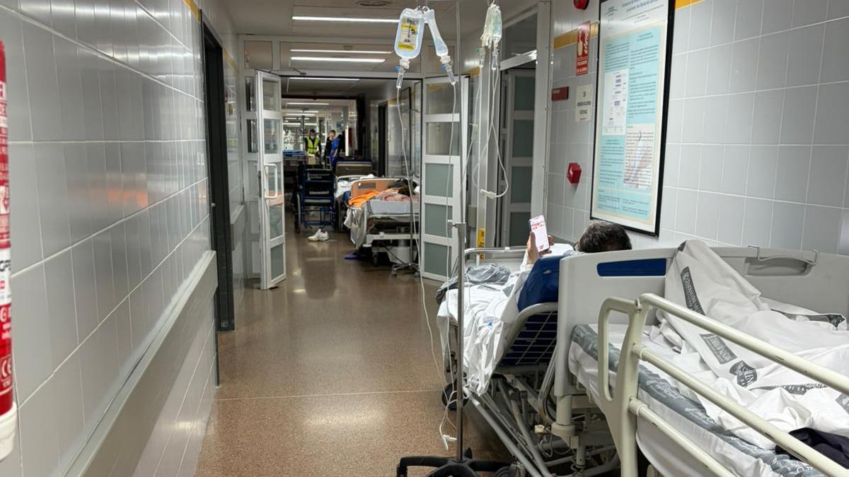 Varias camillas en un pasillo del hospital de Alzira, en una imagen de esta mañana.
