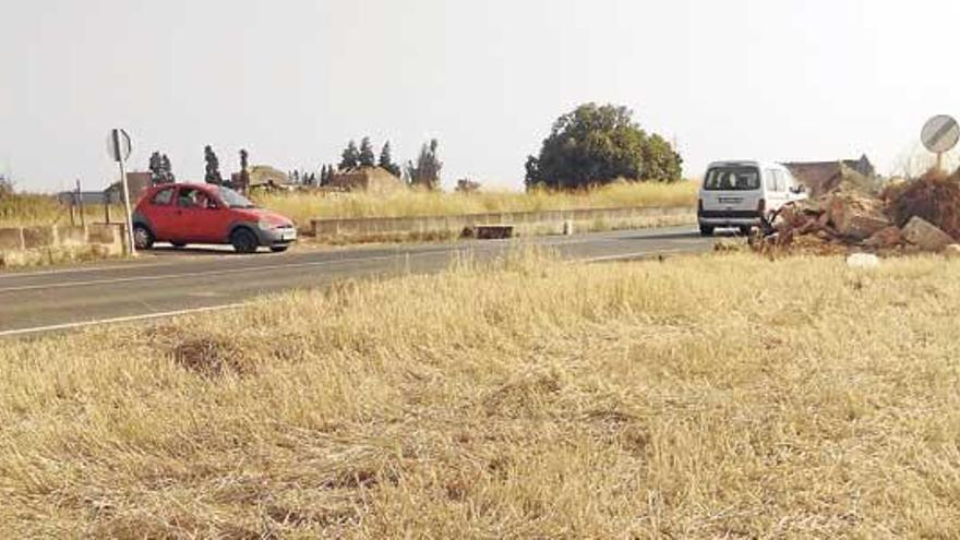 Restos de uno de los coches tras el accidente mortal ocurrido ayer entre sa Pobla a s´Albufera.