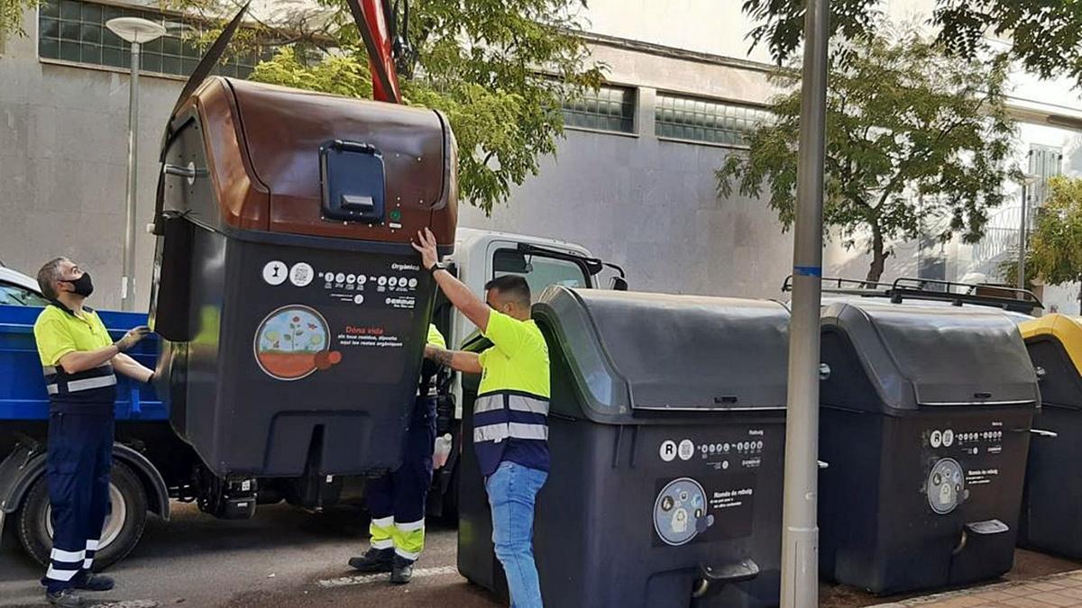 En estos momentos se está implantando la recogida de la fracción orgánica de residuos que ya ha llegado a 12 barrios.