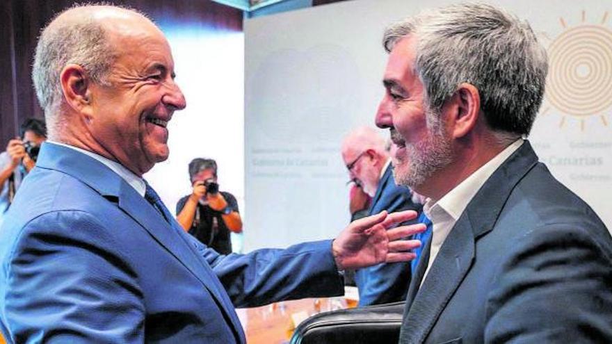 El presidente de la patronal de Las Palmas, Pedro Ortega (izquierda), y el presidente Fernando Clavijo, se saludan en el Consejo Asesor, ayer. | | LP/DLP