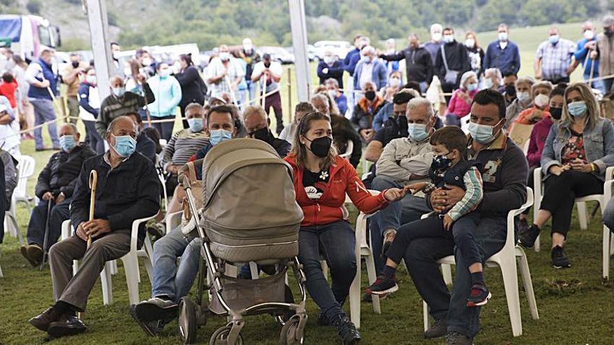 Ana Rosa Remis, hija del homenajeado, Valeriano Remis, junto a su familia.     | Miki López