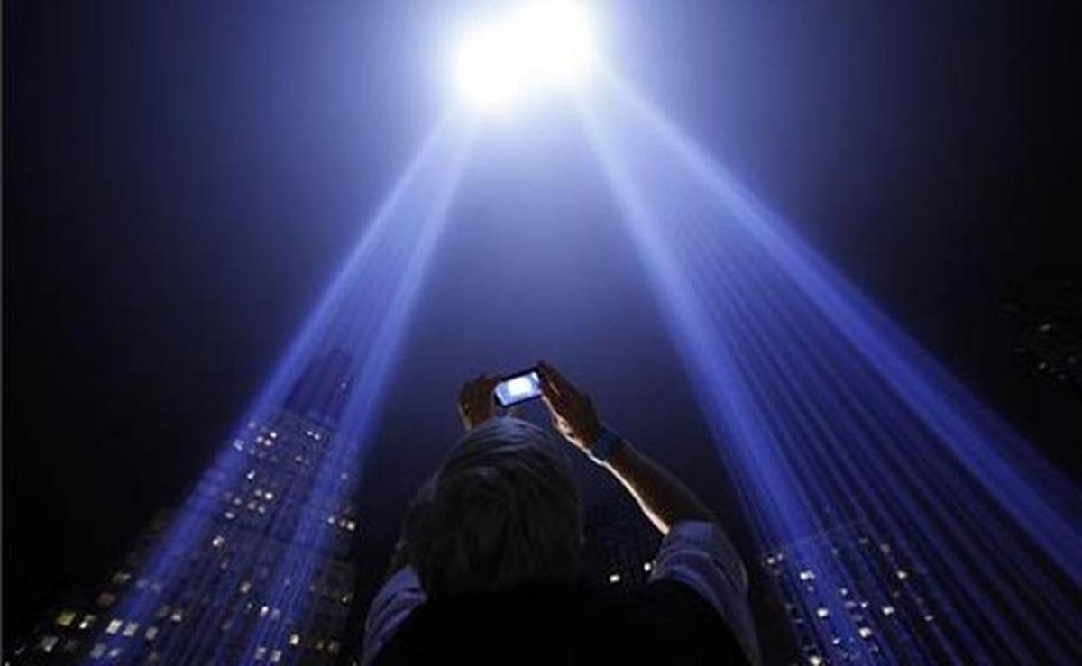 Un home fa una foto durant el ’Tribute in Lights’, un acte commemoratiu de l’aniversari de l’11-S celebrat al baix Manhattan (EUA).