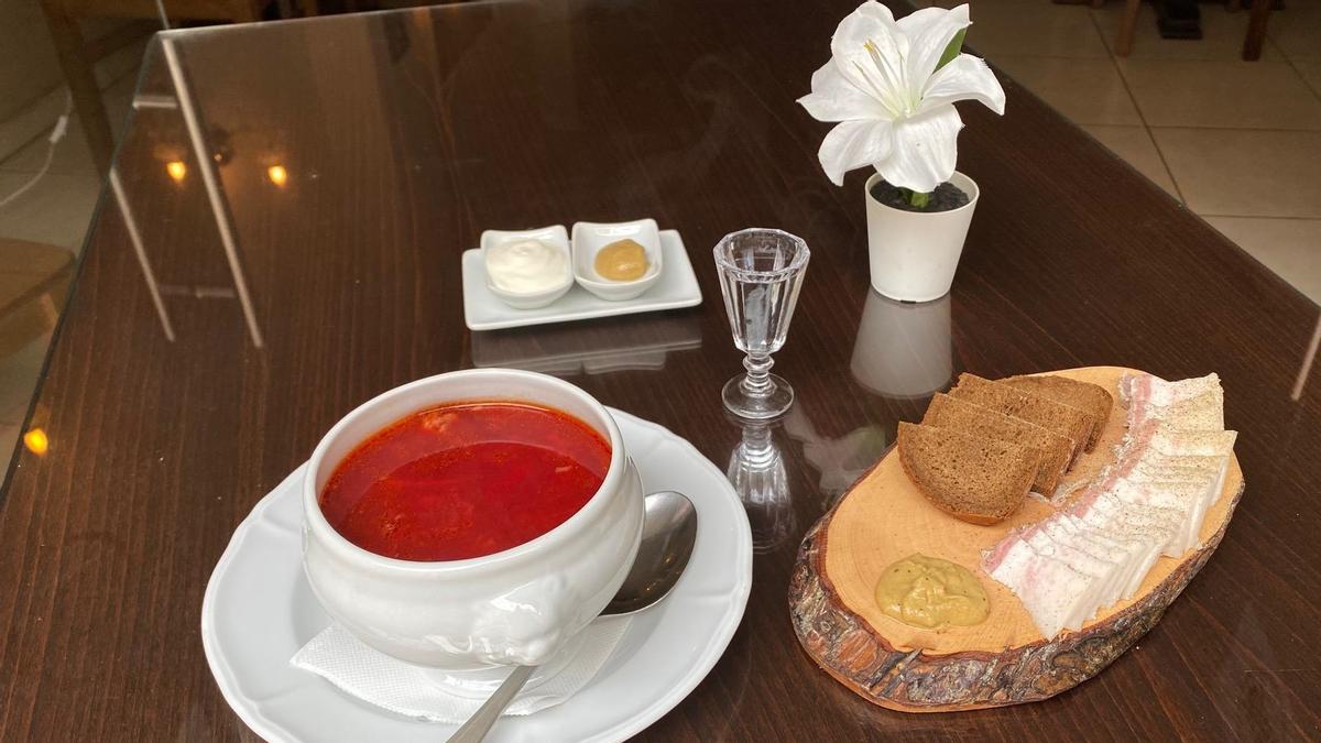 La sopa 'borsch' y el 'salo' del restaurante Ekaterina.