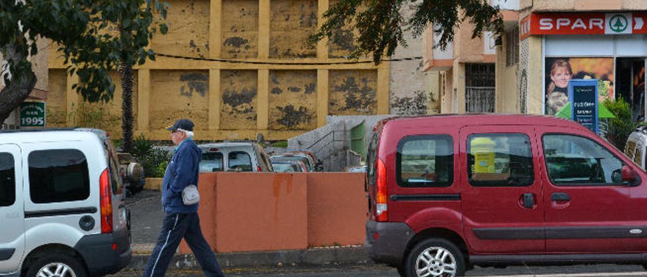 Un hombre camina por la calzada general del Norte, en el barrio de Divina Pastora.