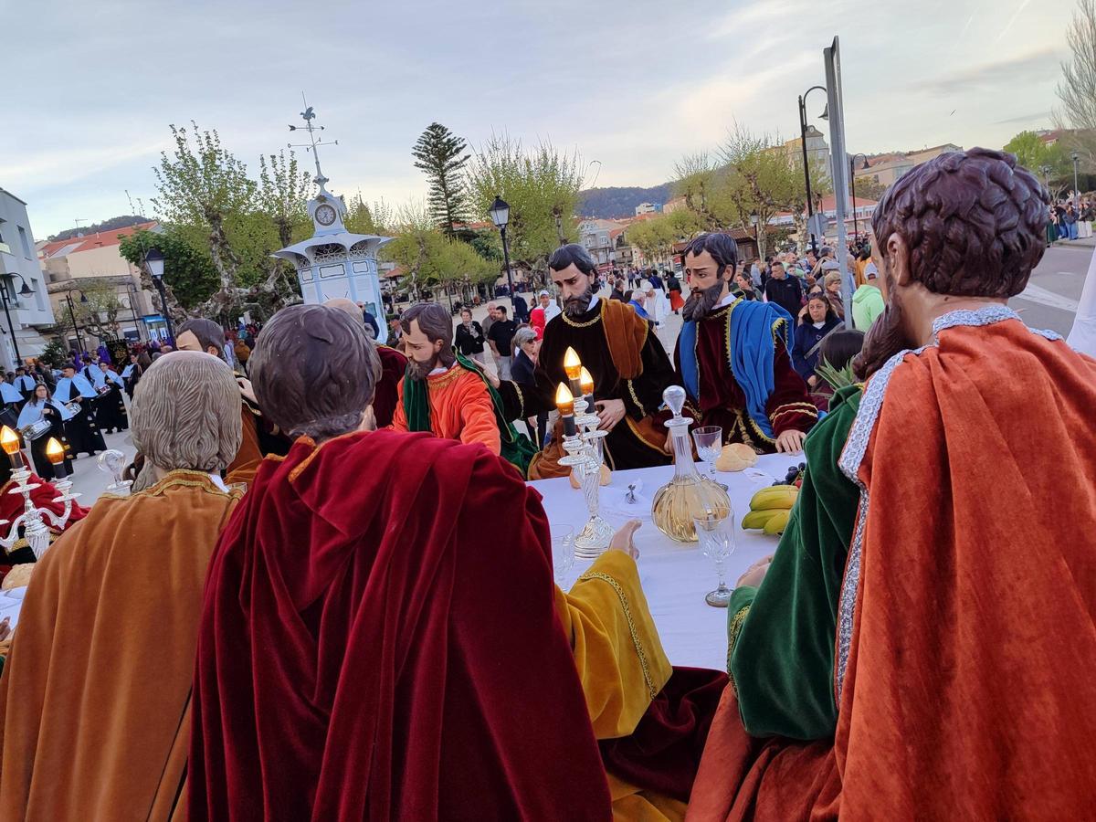 La solemne y espectacular procesión de la Santa Cena, en el Jueves Santo de Cangas