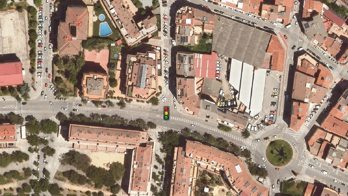 Punt on s'habilita el nou pas de vianants semaforitzat a l'avinguda de les Bases de Manresa