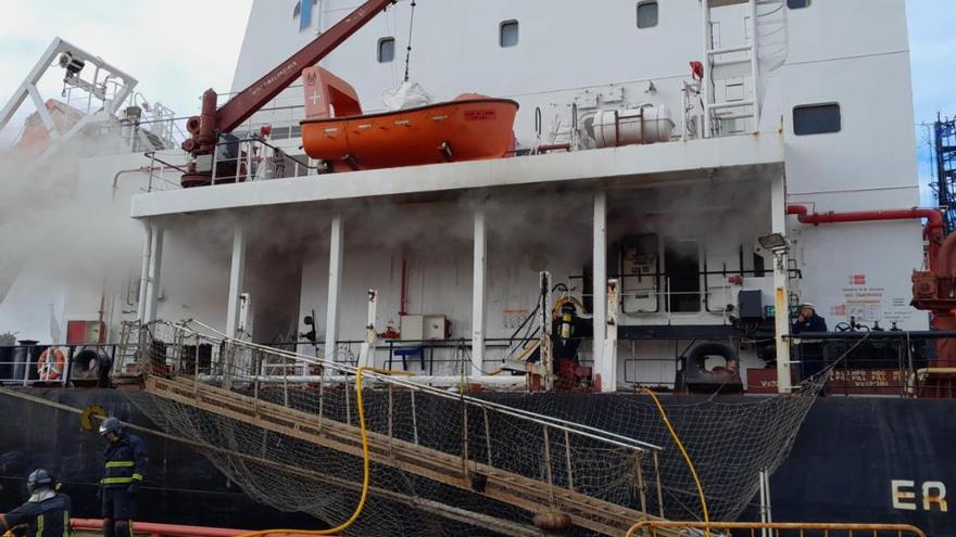 Incendio en el interior de un barco portacontenedores atracado en Cartagena