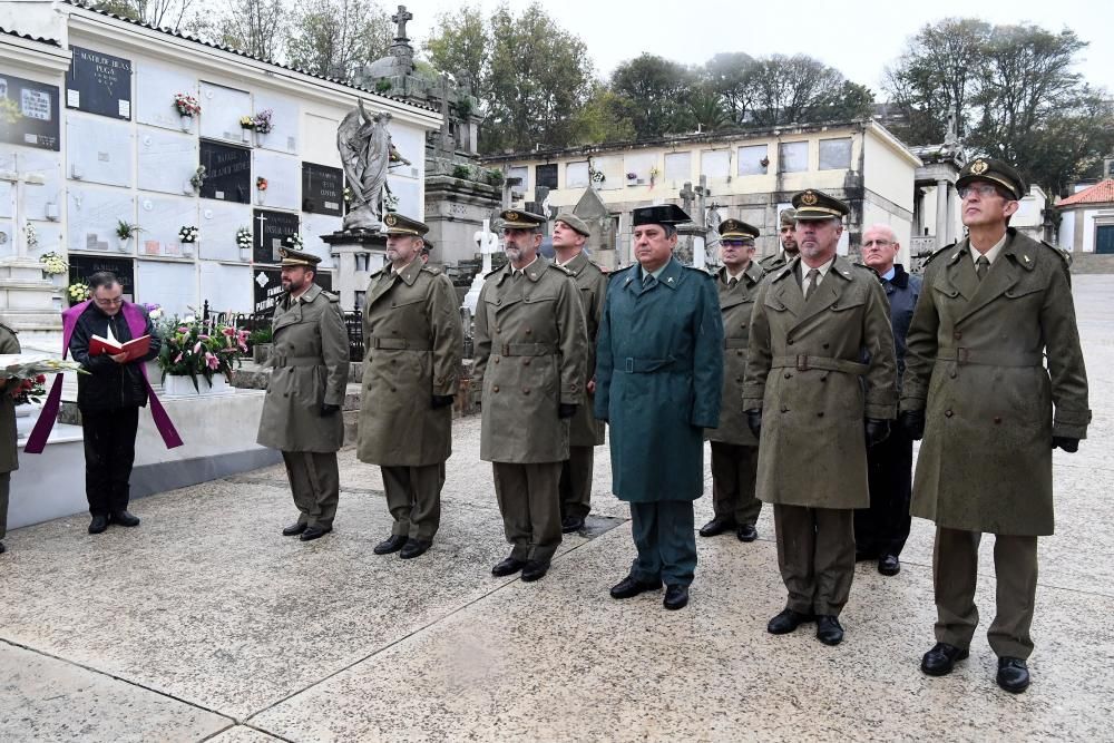 El acto ha consistido en la ofrenda de una corona de laurel y el responso del capellán castrense en memoria del personal militar enterrado en el Panteón Militar.