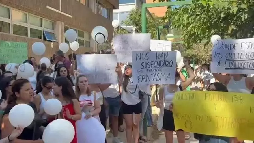 Protesta de opositores ante Educación: “Me he dejado la piel durante dos años para jugármela a la tómbola”