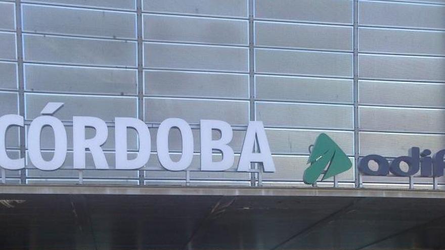 El joven Pablo Estébanez a las puertas de la estación de Renfe en Córdoba, donde le impiden viajar con su instrumento.