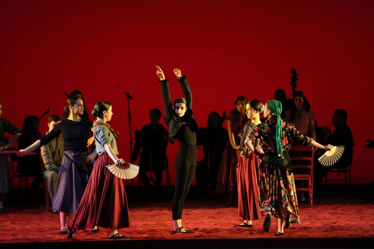 Las actrices de la compañía «La Federica», durante la representación de la versión familiar de la ópera «Carmen» en el Campoamor.
