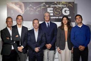 De izquierda a derecha, Marco Postigo, Subdirector Comercial de Compliance y Productos de Valor Añadido de Informa D&B; Iñaki Lerga, Director de Sostenibilidad de AXA España; Alfonso Pascual, Director de ESG y New Business de ENGIE; Martí Saballs, Director de Información Económica de Prensa Ibérica; Ana Gómez, Manager del Clúster de Transparencia y Senior Manager de Forética, y Miguel Sabel, Global Head of Sustainability de Designit.