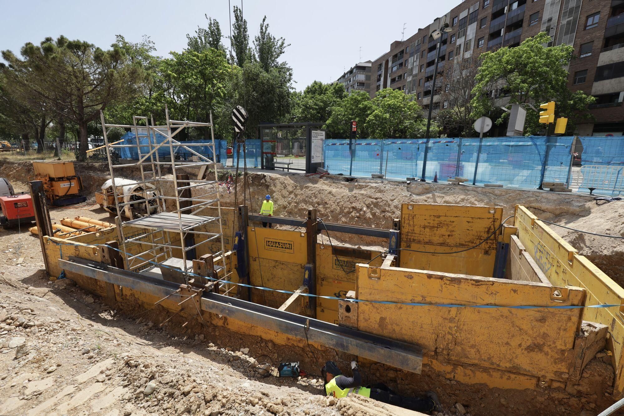 En imágenes | Las obras en el Huerva provocan cortes en el tráfico en Camino Las Torres