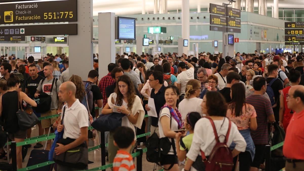 Colas en el aeropuerto de El Prat para pasar el control, en agosto el 2017.