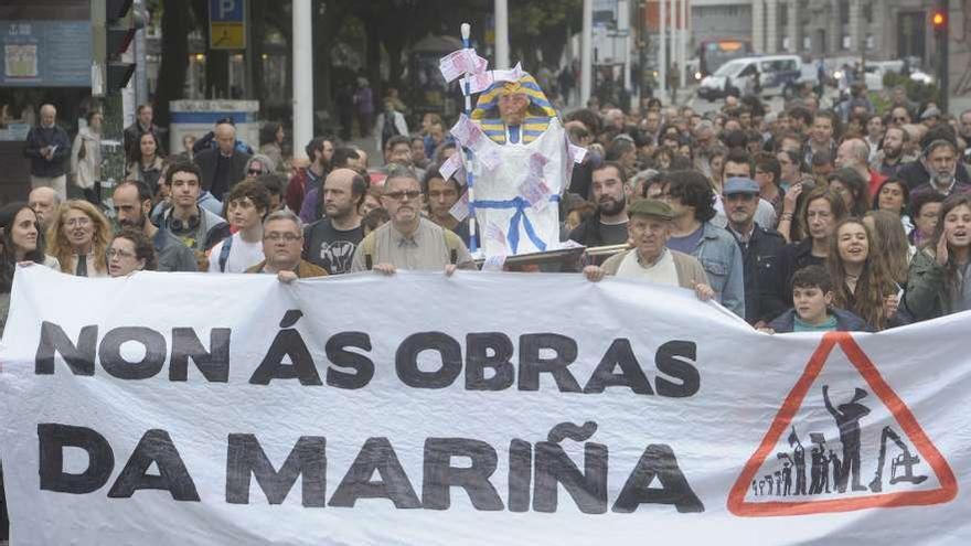 Cabecera de la manifestación, a su paso por la avenida de la Marina. / víctor echave