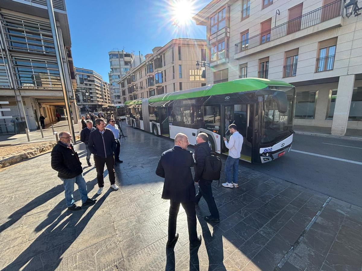 El autobús articulado se probará durante esta semana en Elche para analizar el gasto que supondría adquirirlo y adaptar las infraestructuras a su tamaño