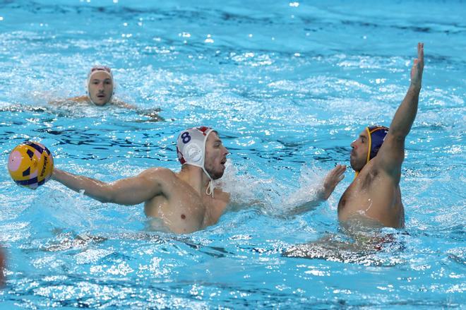 El español Sergi Cabanas (i) lucha por el balón con el croata Marko Zubela (d) durante el partido de waterpolo entre Croacia y España celebrado en el marco de los Juegos Olímpicos París 2024 en Nanterre, Francia. 