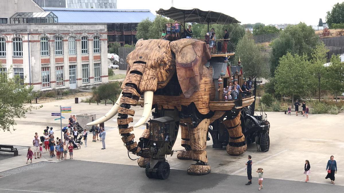 La ciudad francesa de Nantes saca su máquina el Gran Elefante a la calle