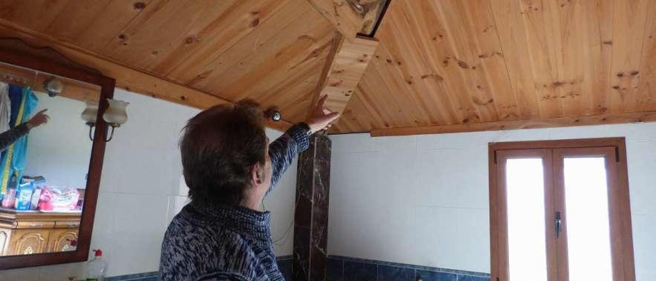 Pedro Losas enseña las molduras de su baño levantadas.