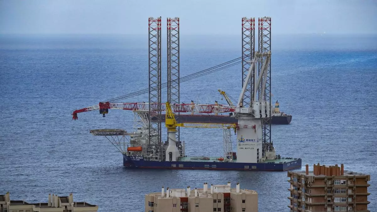 La plataforma autoelevable ‘Bo Quiang’ permanece estos días en aguas del Puerto de Las Palmas