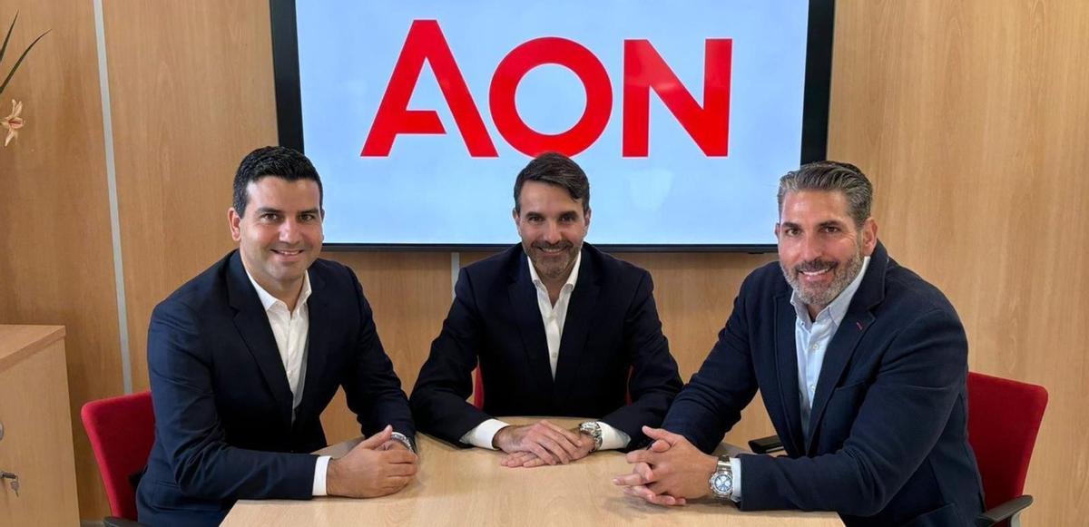 Carlos Morin (Director Regional de Desarrollo de Negocio de Canarias), Manuel de León (Director Regional de Canarias) y Alberto Santana (Responsable de Negocio de Las Palmas).