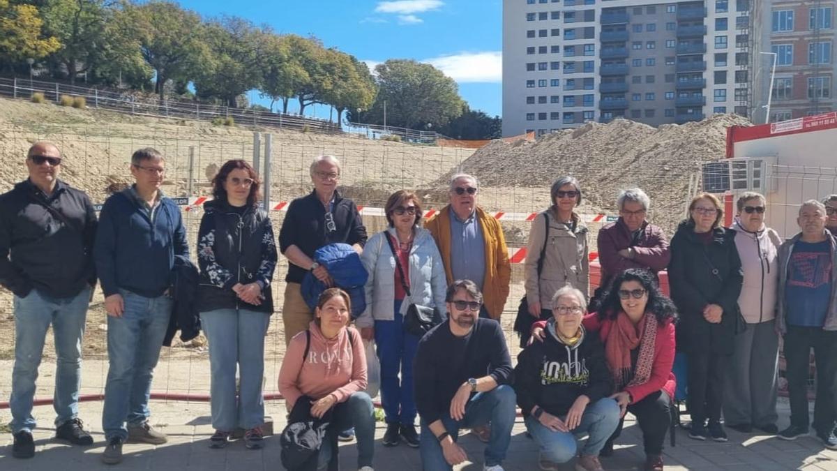 Vecinos del PAU 2, esta mañana frente al solar del centro de salud tras denunciar la paralización de las obras.