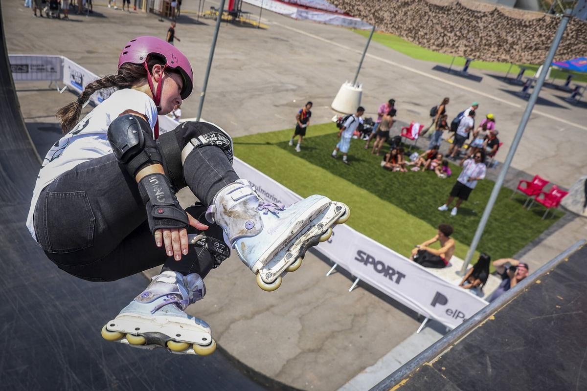 Una de las patinadoras de Graviteo realiza un truco en la 'half pipe'.
