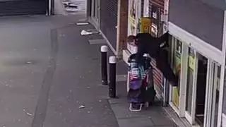 Vídeo | Una mujer se queda atrapada en una persiana de un supermercado colgando boca abajo