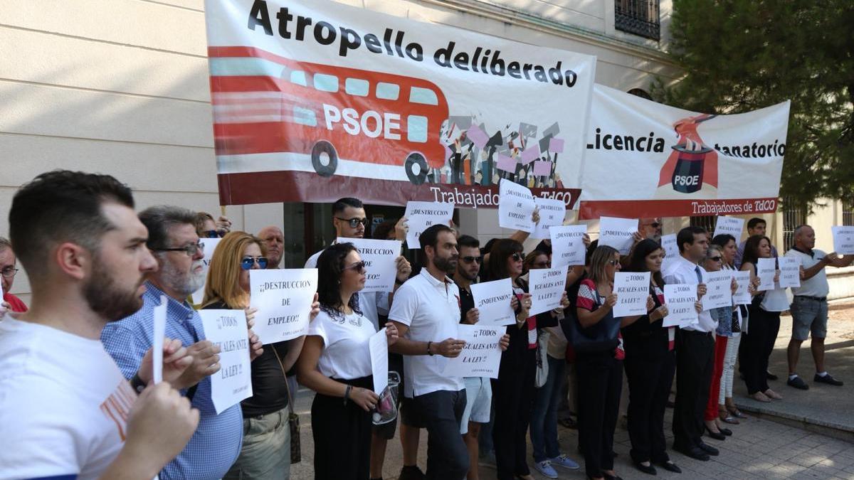 Empleados de Tanatorios protestan a las puertas de la Gerencia Urbanismo