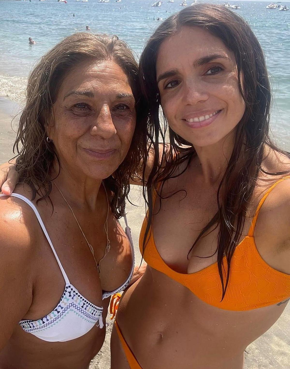 Lolita Flores y su hija, Elena Furiase, disfrutando de la costa andaluza
