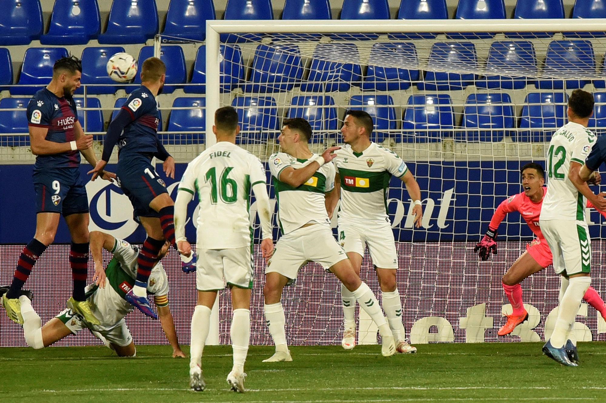 El Huesca devuelve al Elche al pozo del descenso (3-1)