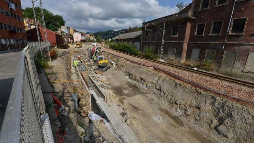 Operarios, trabajando a la altura del barrio Urquijo.