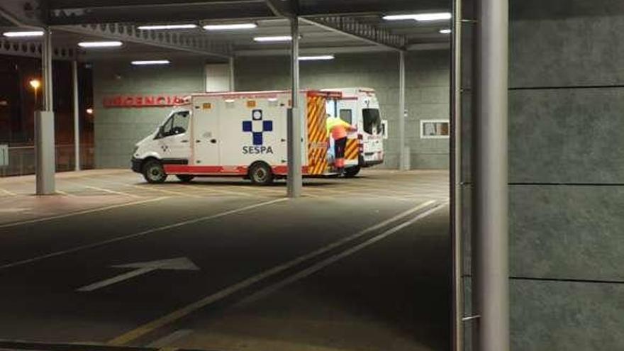 La UVI móvil, ayer por la noche, dejando en el hospital de Mieres a la herida de mayor consideración tras el accidente múltiple del Huerna.