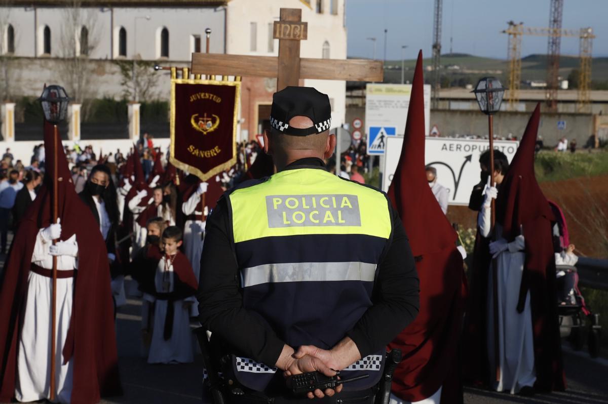 Un agente de la Policía Local durante una procesión.