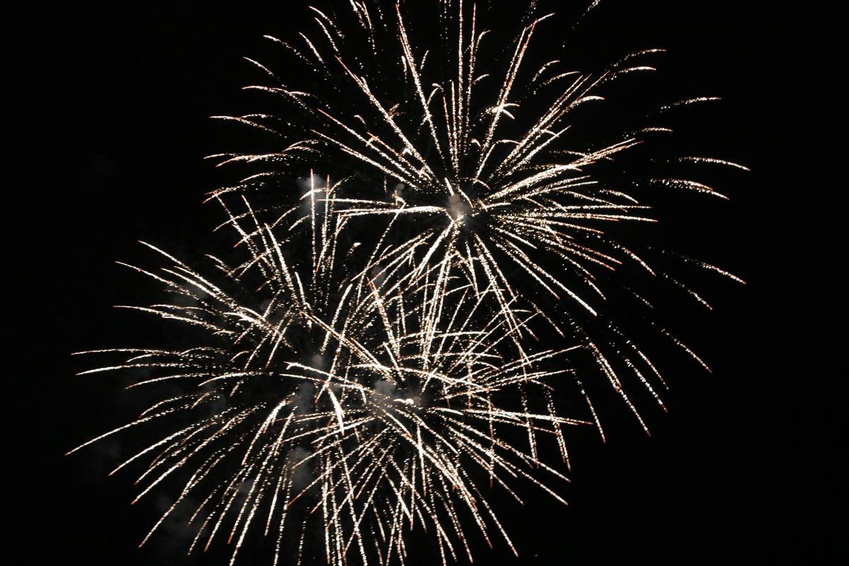 Un dels moments del castell de focs a la Platja Gran de Platja d'Aro. Imatge del 24 de juny del 2021. (Horitzontal)