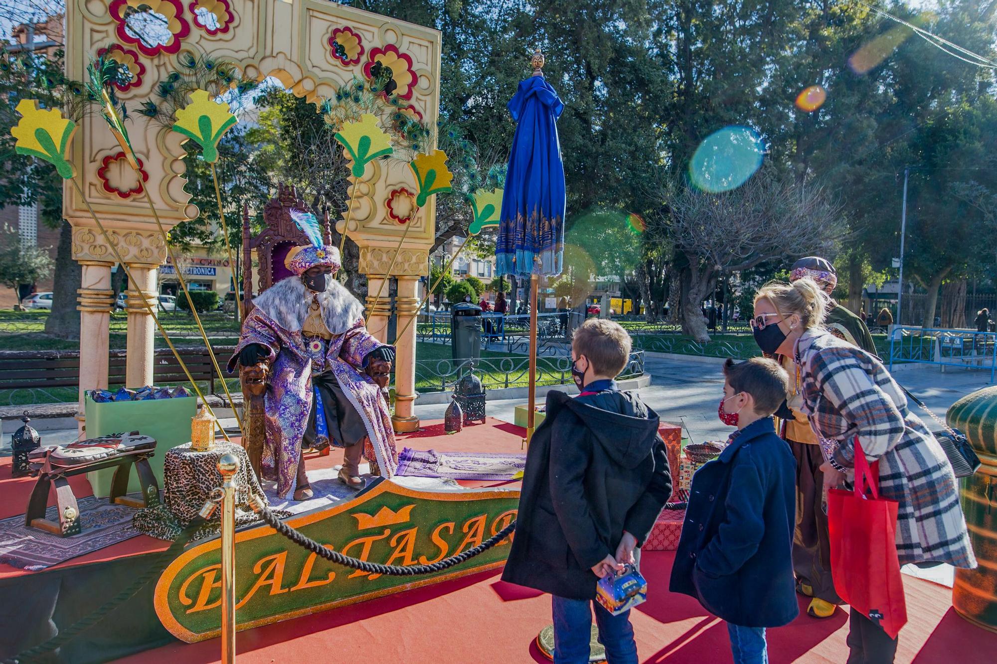 Los Reyes Magos reciben a los niños de Orihuela en la Glorieta