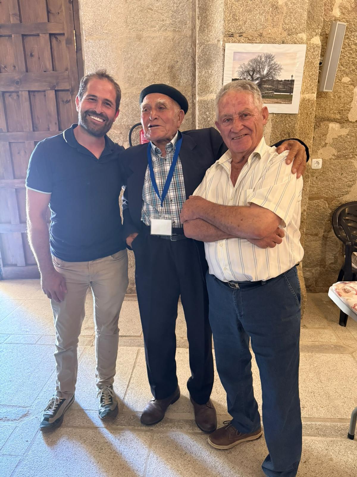 Desde la izquierda, los homenajeados  Antonio Vázquez,  Adolfo Garzón y Felipe Marino.