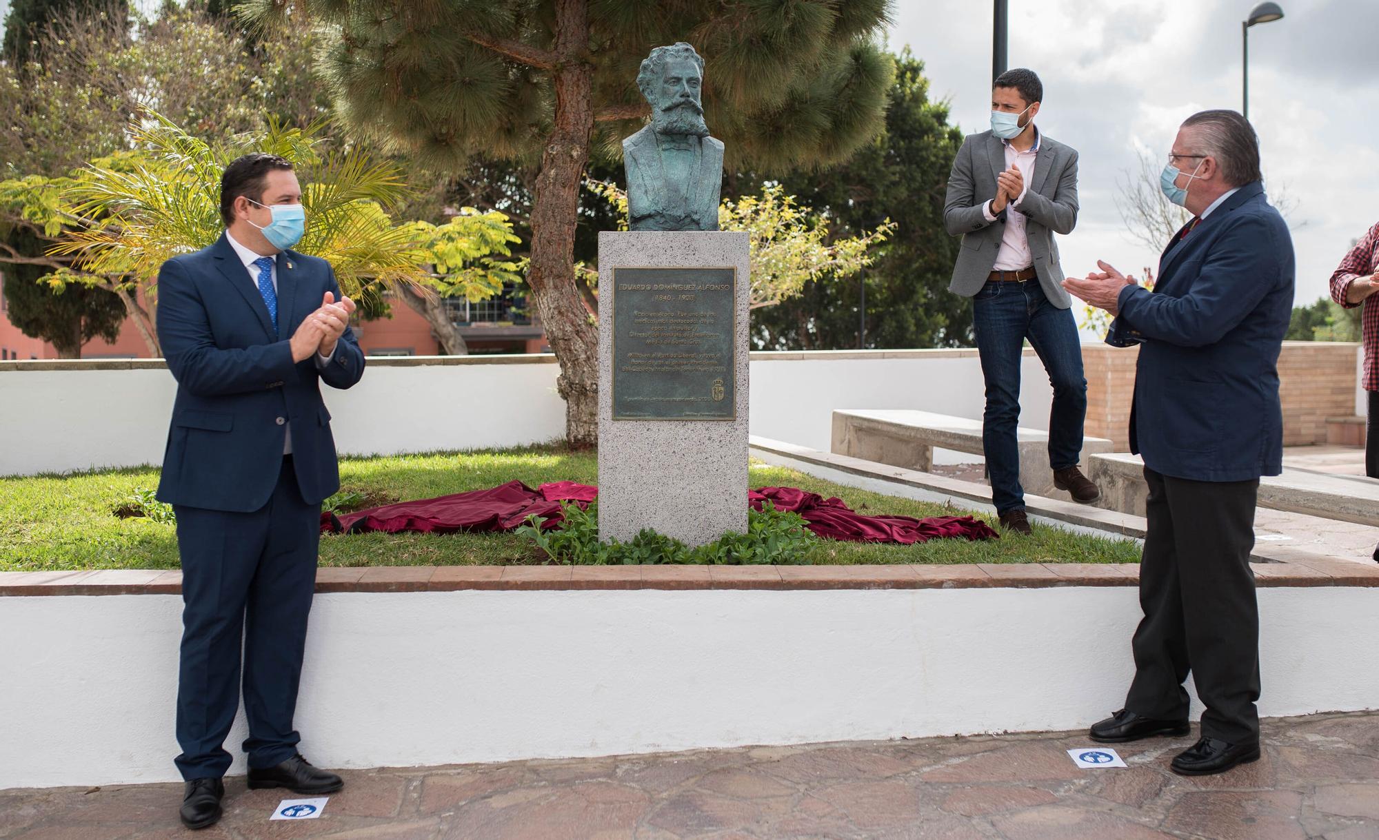 Colocación de un busto en Arona en homenaje a Antonio Domínguez