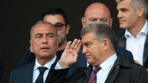 Rafa Yuste, vicepresidente deportivo, y Joan Laporta, el presidente, en el palco de Montjuïc durante el Barça-Rayo.