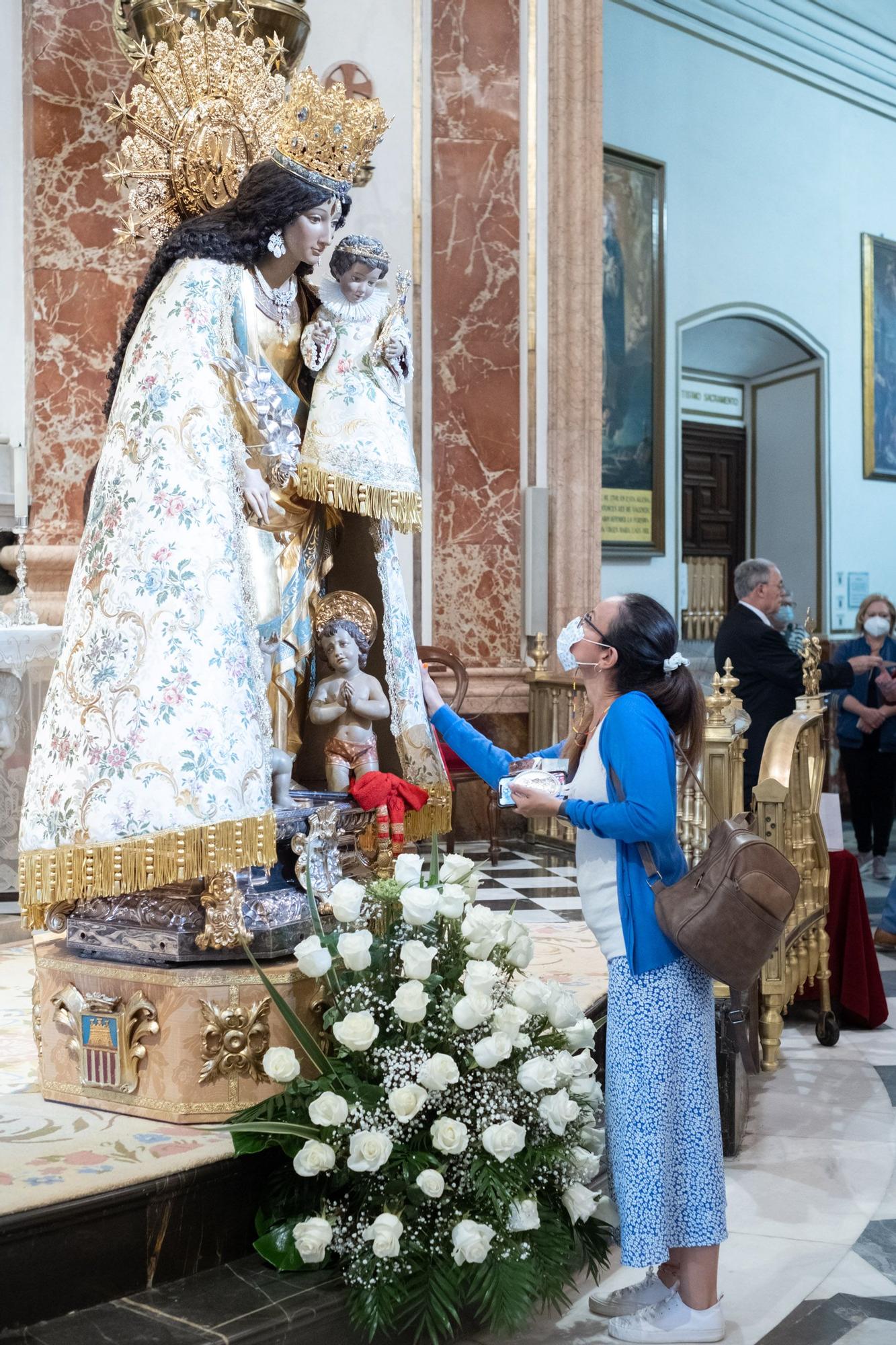 Colas desde primera hora en el Besamanos a la Virgen