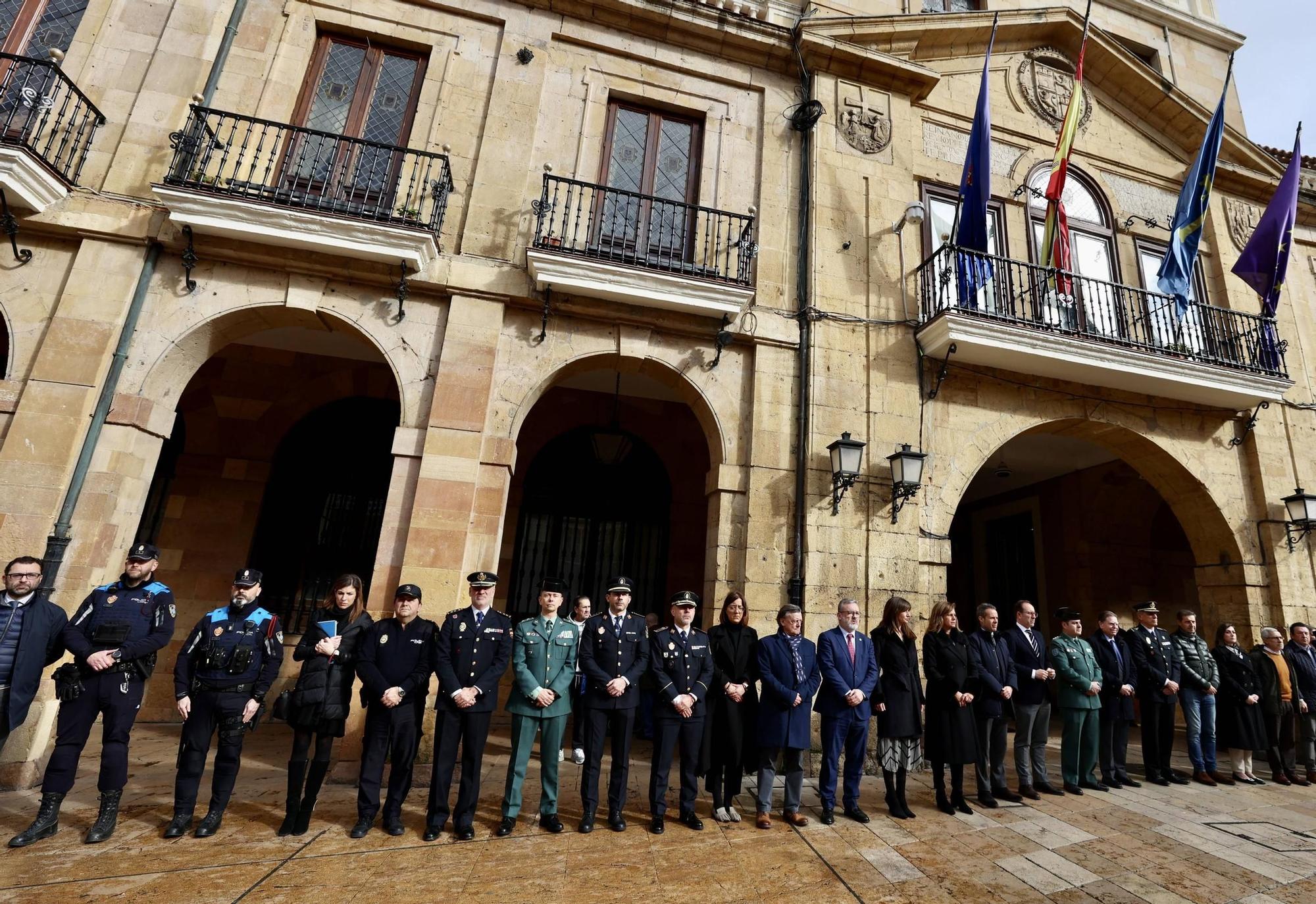 EN IMÁGENES: Así fue minuto de silencio en Oviedo por los guardias civiles asesinados en Barbate