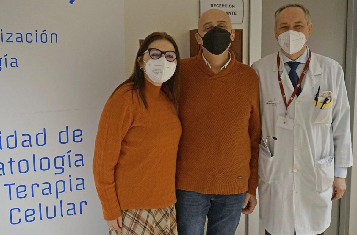 Ginés Olmo (c), paciente trasplantado, junto su mujer y al doctor Sánchez Salinas en la Arrixaca.