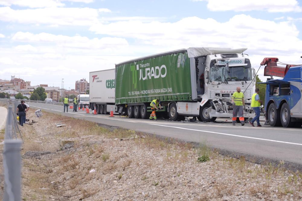 La colisión entre dos camiones corta la autovía a la altura de Villena