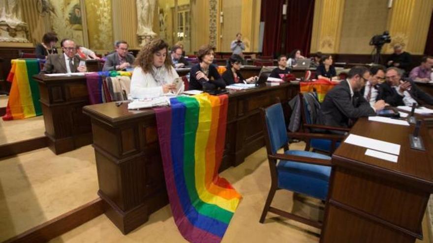 Regenbogen-Flaggen im Balearen-Parlament.