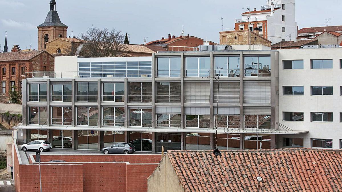 Vista del Hospital de Benavente, que ha tenido ocho ingresos en los últimos días.| J. A. G.