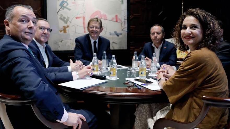 María Jesús Montero y Ximo Puig, reunidos ayer con representantes de la patronal y los sindicatos.