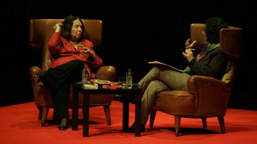 Nélida Piñón (izquierda) y Berta Piñán, ayer, en el escenario del auditorio del Centro Niemeyer de Avilés.