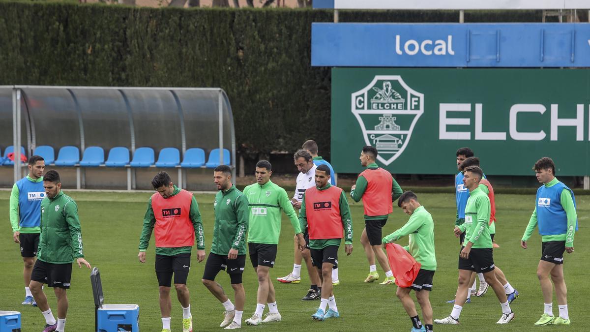 Los jugadores del Elche, durante un entrenamiento de la semana pasada