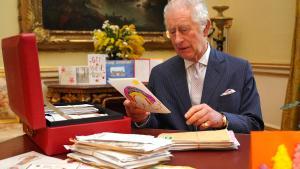 El rey Carlos III, el pasado 21 de febrero, leyendo cartas de ciudadanos deseándole una pronta recuperación.